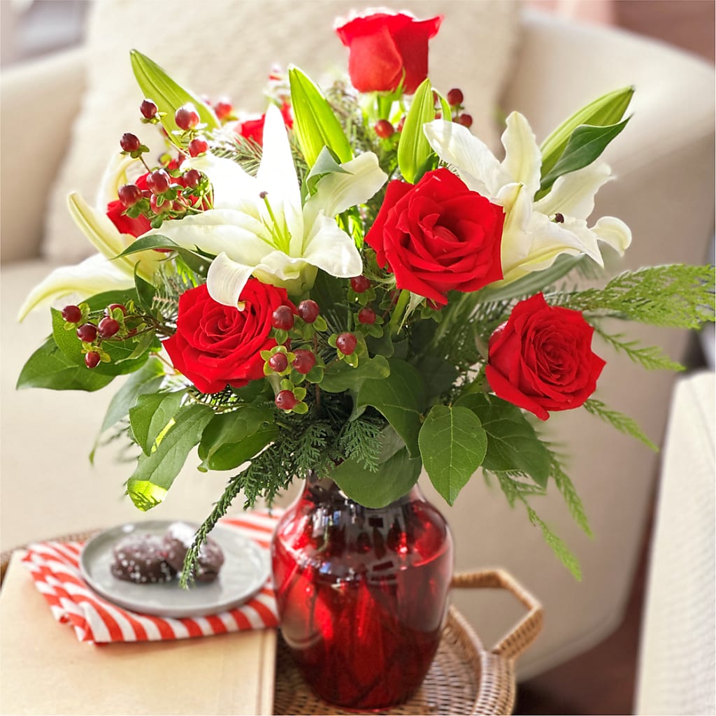 Evergreen Delight Bouquet – Grand Flowers/irish Rose, Novi MI