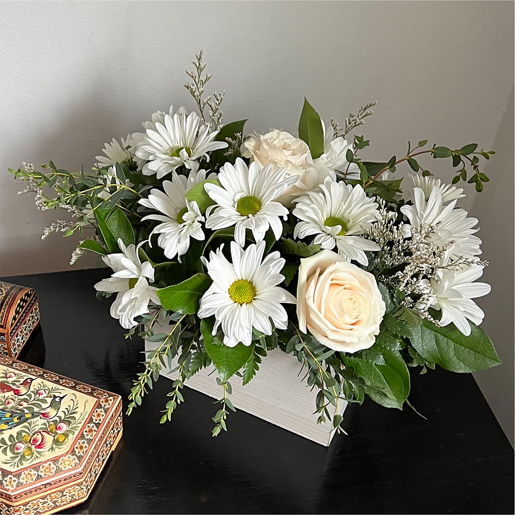 Fresh Linen Box Bouquet –  Grand Flowers/irish Rose, Novi MI