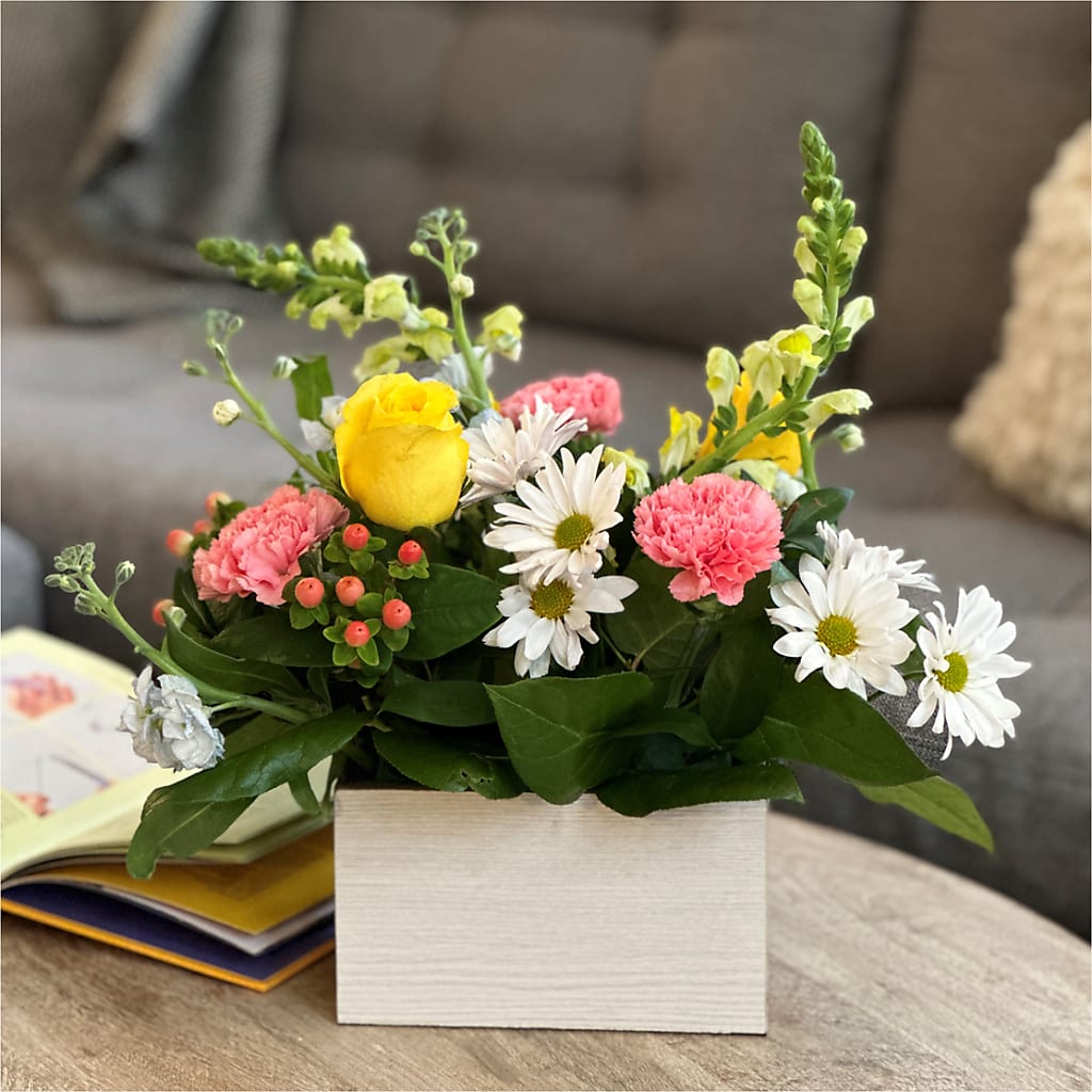 Sun Salutation Box Bouquet –  Grand Flowers/irish Rose, Novi MI