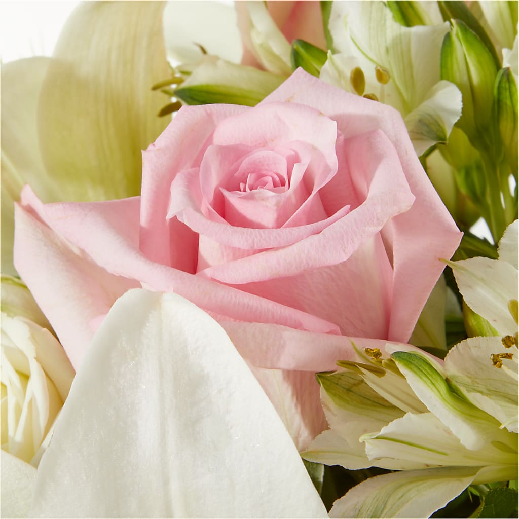 Kindhearted Bouquet –  Grand Flowers/irish Rose, Novi MI