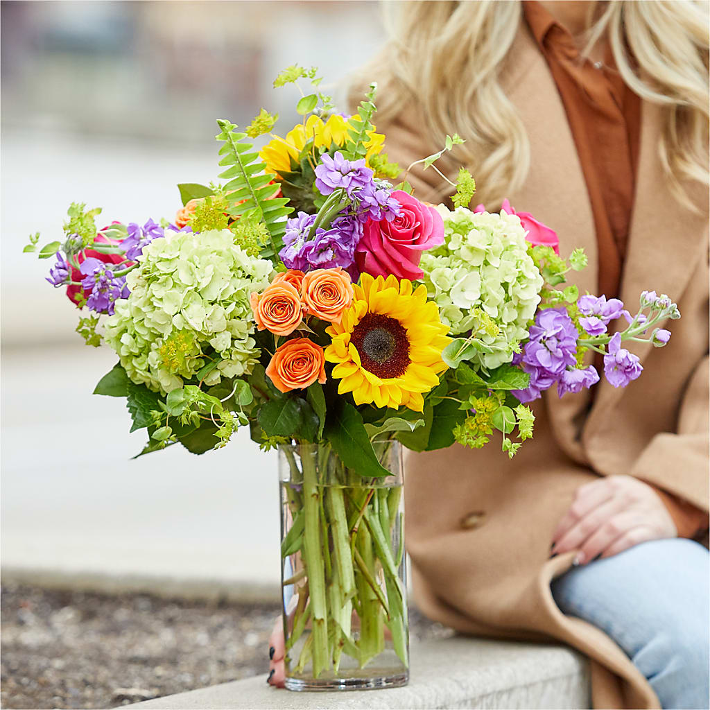 Vibrant Greetings Bouquet –  Grand Flowers/irish Rose, Novi MI